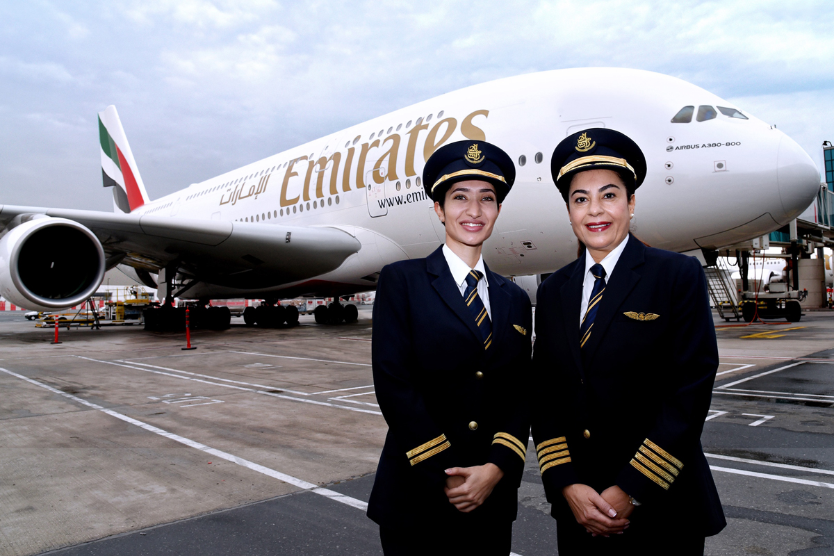 As comandantes Alia Al Muhairi e Nervin Darwish formaram a primeira tripulação feminina do A380 (Emirates)