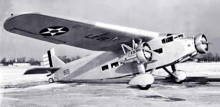 Ford Trimotor com o esquema de pintura da Marinha dos EUA (Domínio Público)