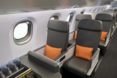 Mockup com cabine de primeira classe no E190-E2 (Embraer)