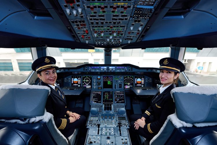 Nevin Darwish - a esquerda - é a primeira mulher de origem árabe a comandar o A380 (Emirates)