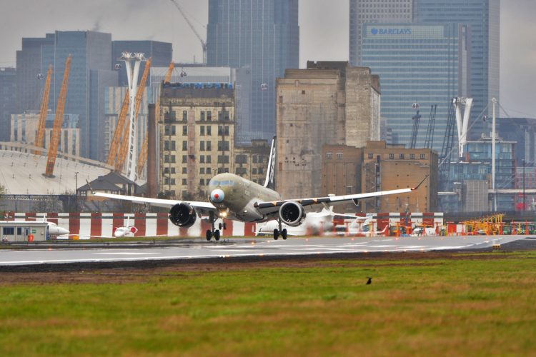 Bombardier CS100 no aeroporto London City (Bombardier)