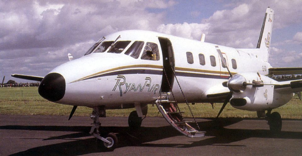 A Ryanair iniciou suas operações em 1985 com o Embraer Bandeirante, na rota entre Waterford, na Irlanda, e Londres (Berlin Spotter)