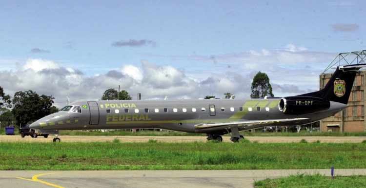 A Polícia Federal do Brasil opera um ERJ (Embraer)