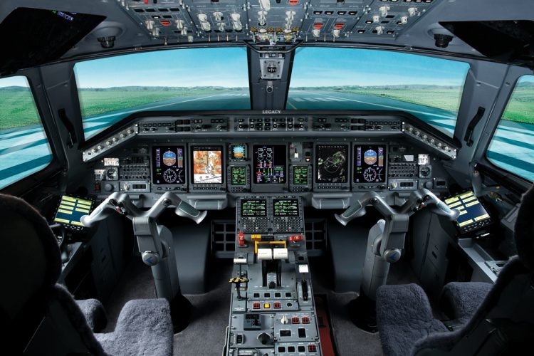 A cockpit do ERJ possui alguns dos aviônicos mais avançados do mundo (Embraer)