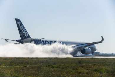 O jato passou pela pista molhada cinco vezes, em velocidades de 80 nós a 140 nós (Airbus)