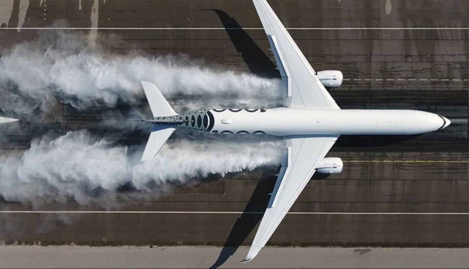 O teste em pista molhada é necessário para certificar todo novo avião comercial (Airbus)