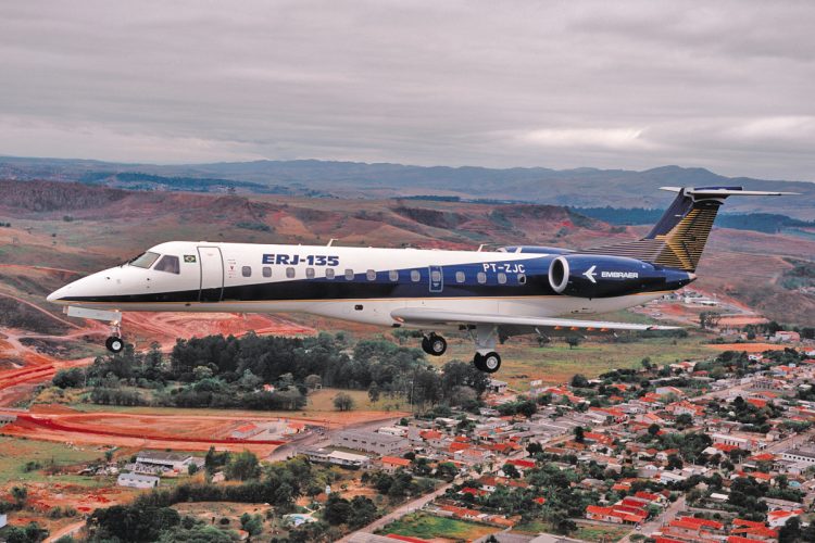 O ERJ-135 chegou ao mercado em 1998, com espaço para 37 passageiros (Embraer)