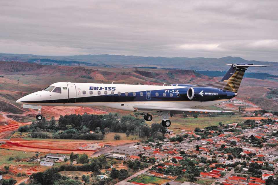 O ERJ-135 chegou ao mercado em 1998, com espaço para 37 passageiros (Embraer)