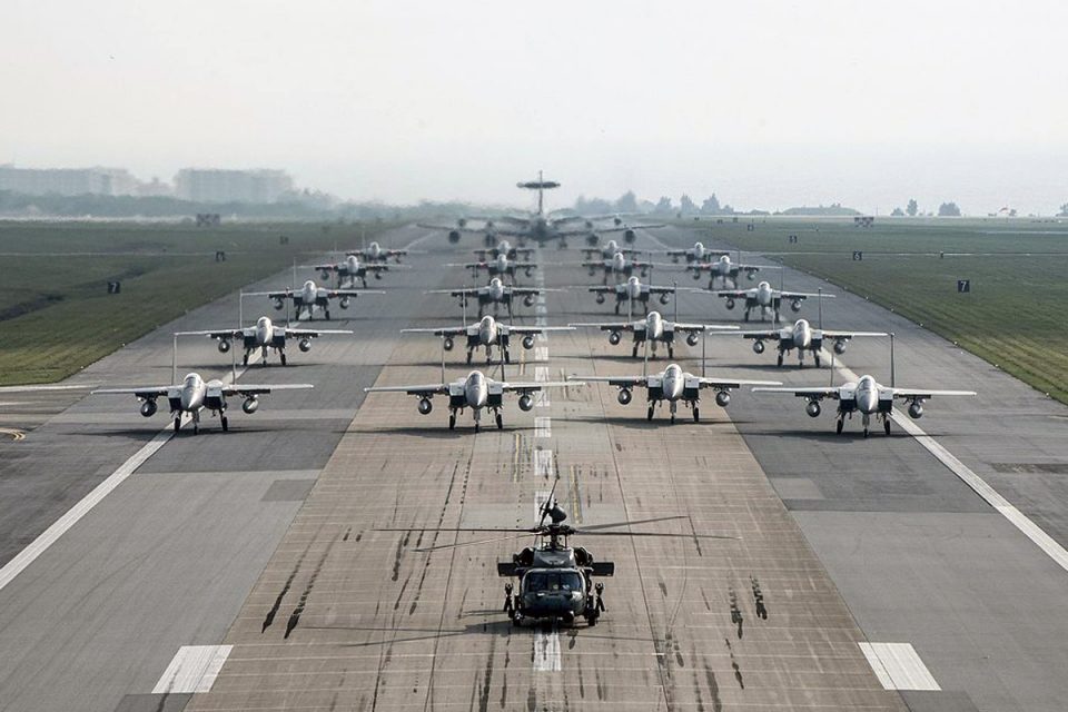 Quantas aeronaves consegue contar nessa imagem? Exercício foi realizado em Kadena, no Japão (USAF)