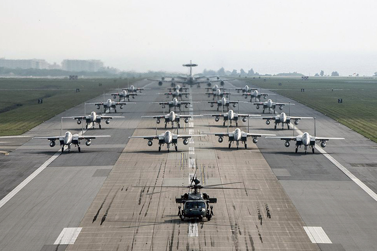 Quantas aeronaves consegue contar nessa imagem? Exercício foi realizado em Kadena, no Japão (USAF)