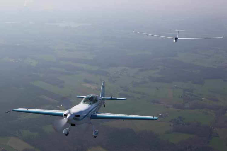 O Extra 330LE foi o primeiro avião elétrico a rebocar um planador (Divulgação)