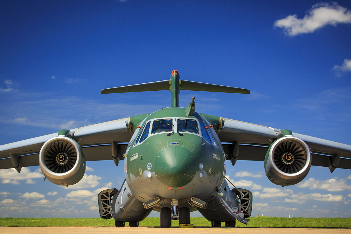 O Embraer KC-390 tem a missão de substituir os veteranos turbo-hélices C-130 Hercules no Brasil (FAB)