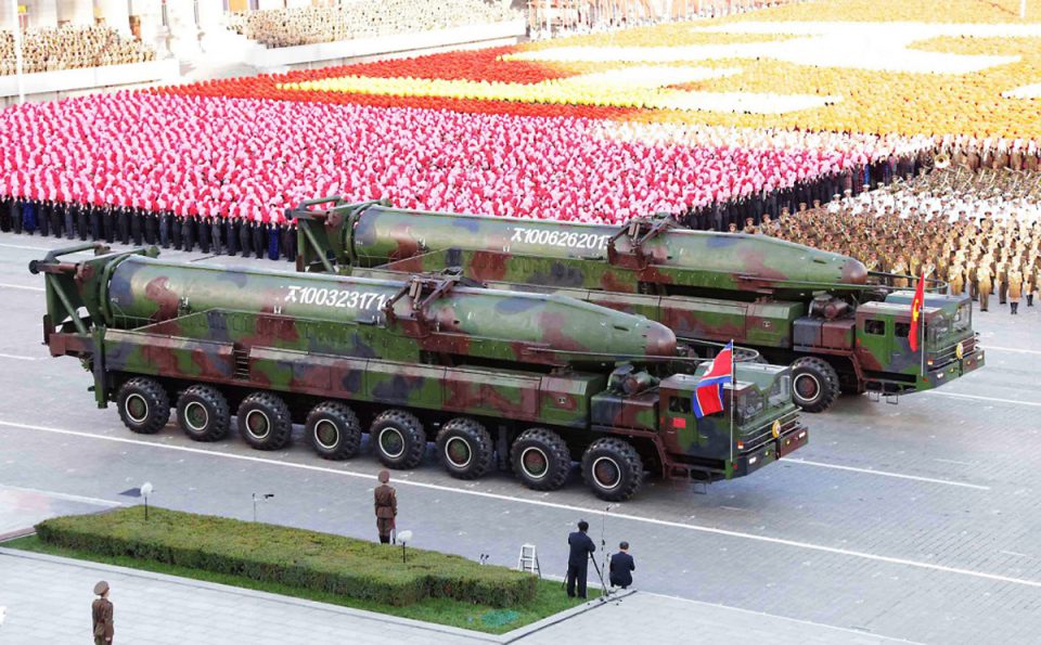 O KN-08 é o maior míssil norte-coreano já apresentado; os EUA o consideram uma fraude (KCNA)