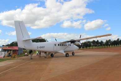 O Twin Otter pode operar praticamente em qualquer tipo de aeródromo, ou algo parecido com uma pista (Thiago Vinholes)