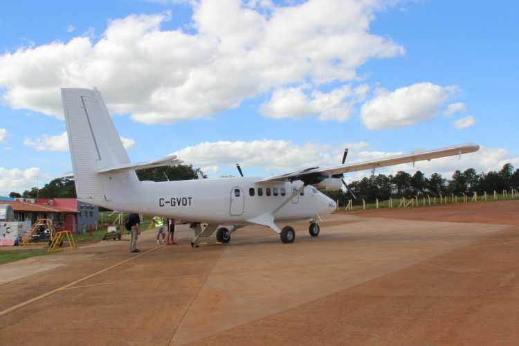 O Twin Otter pode operar praticamente em qualquer tipo de aeródromo, ou algo parecido com uma pista (Thiago Vinholes)