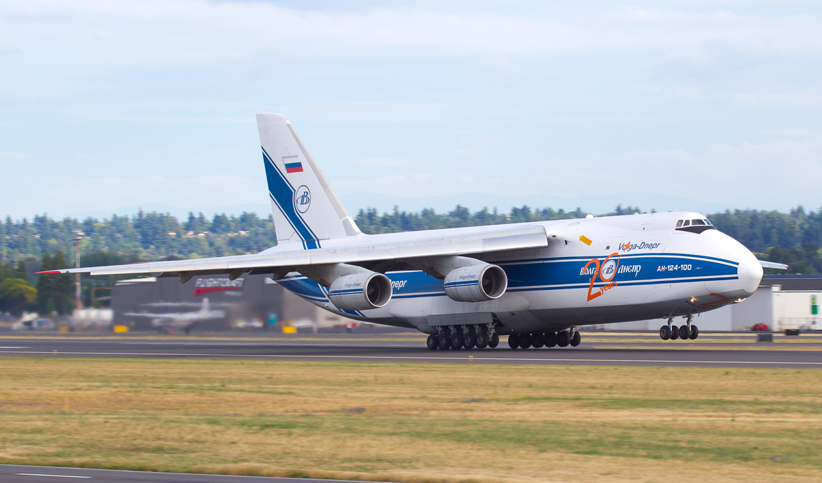 O AN-124 é o segundo maior avião de carga do mundo (Eric Prado)