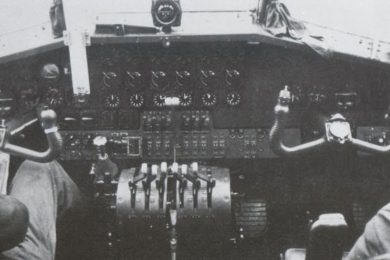 Cabine de comando do BV 238; é interessante observar os seis manetes de acelerador