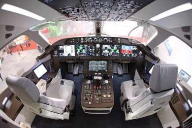 O cockpit do jato chinês C919 é equipado com alguns dos aviônicos mais avançados da indústria (Divulgação)