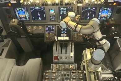 O co-piloto robô da DARPA pode ser instalado em diferentes aviões (Divulgação)