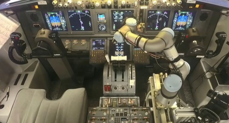 O co-piloto robô da DARPA pode ser instalado em diferentes aviões (Divulgação)