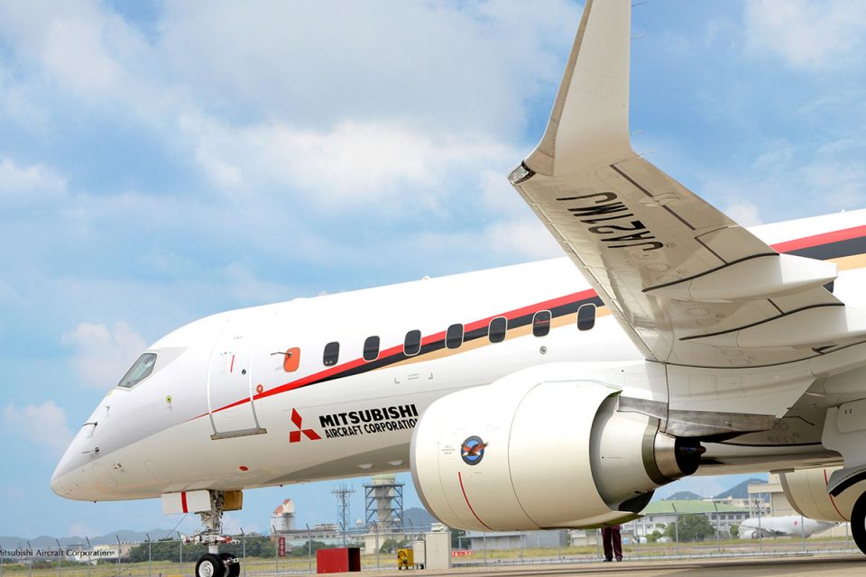 A Mitsubishi já está realizando a etapa de voos de testes com o MRJ90, para 92 passageiros (Divulgação)
