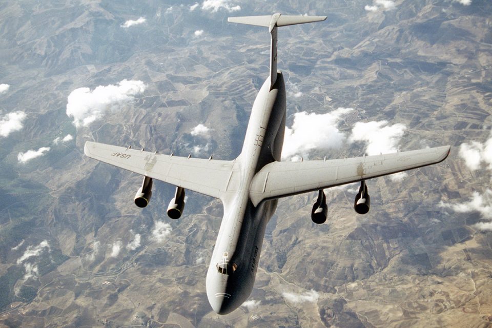 O cargueiro C-5 Galaxy é o maior avião militar da história, com 75,21 metros de comprimento (USAF)