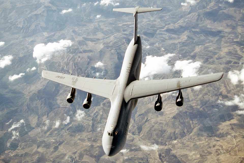 O cargueiro C-5 Galaxy é o maior avião militar da história, com 75,21 metros de comprimento (USAF)