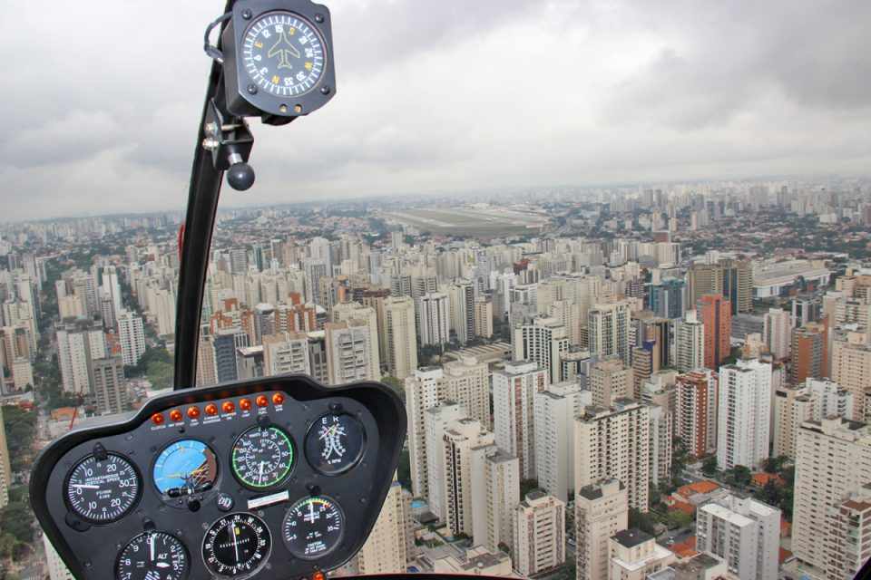 O voo entre a Avenida Faria Lima e o Aeroporto de Congonhas é realizado em menos de 10 minutos (Thiago Vinholes)