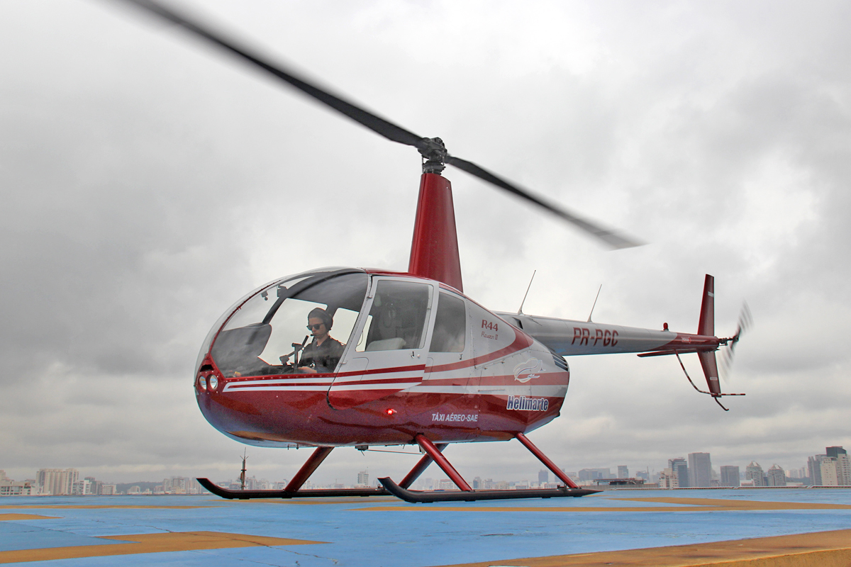 O Robinson R44 da Helimarte é um dos helicópteros que realiza os voos da Voom (Thiago Vinholes)