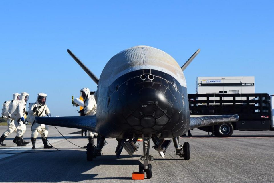 O X-37 é uma espécie de mini ônibus espacial, mas controlado remotamente (USAF)