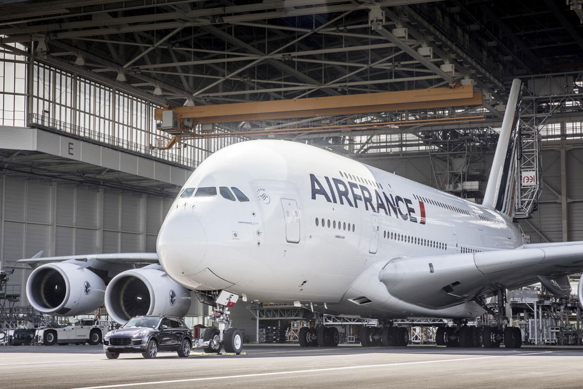O Airbus A380 é 100 vezes mais pesado que o Porsche Cayenne (Divulgação)