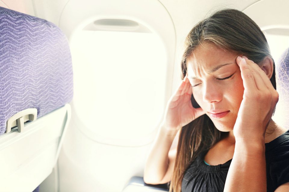 A pressão diferente da cabine pode causar dor nos ouvidos, que também pode influenciar em vertigens e enjoos 