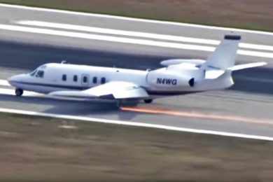 Vídeo: jato executivo Westwind faz pouso de emergência sem uma das rodas