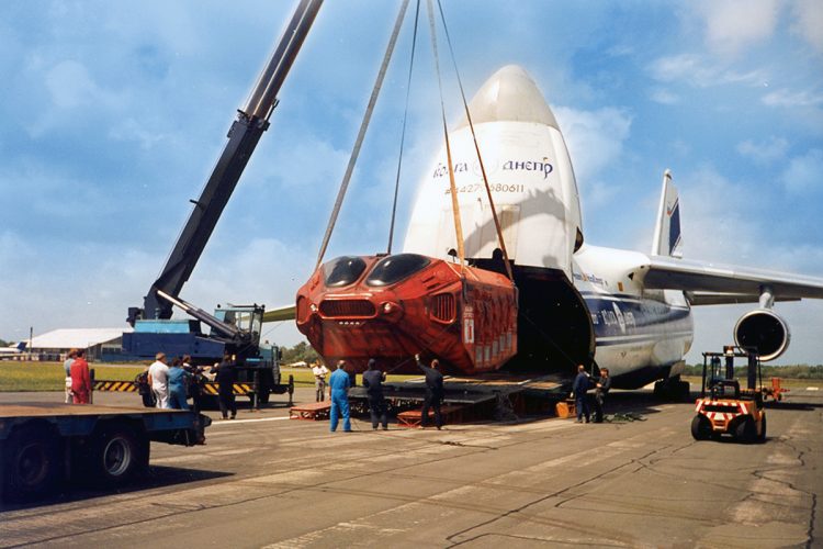 O Ruslan pode embarcar até 150 toneladas de carga pela porta frontal (Volga Dnepr)