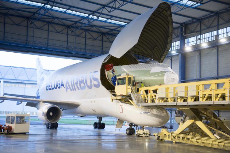 O primeiro componente do BelugaXL foi transportado por um dos atuais cinco BelugaST da Airbus (Divulgação)