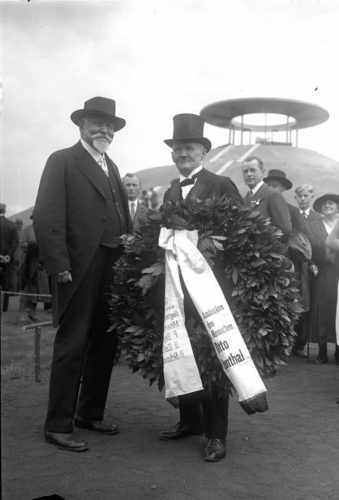 Gustav Lilienthal e Paul Beylich, na inauguração do monumento em homenagem a Otto, em Berlim, em 1932 (Domínio Público)