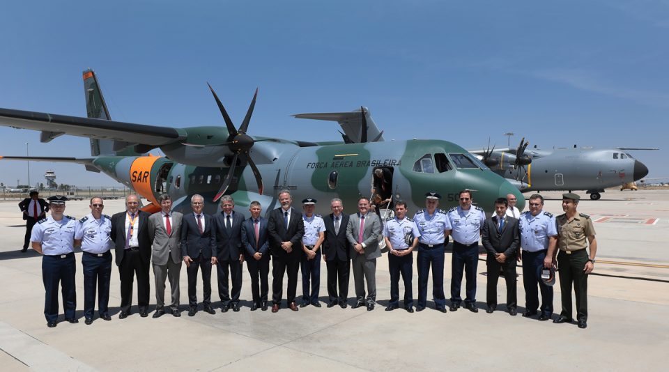 A delegação brasileira liderada por Raul Jungmann, Ministro da Defesa do Brasil, na sede da Airbus Defence and Space (Airbus) 
