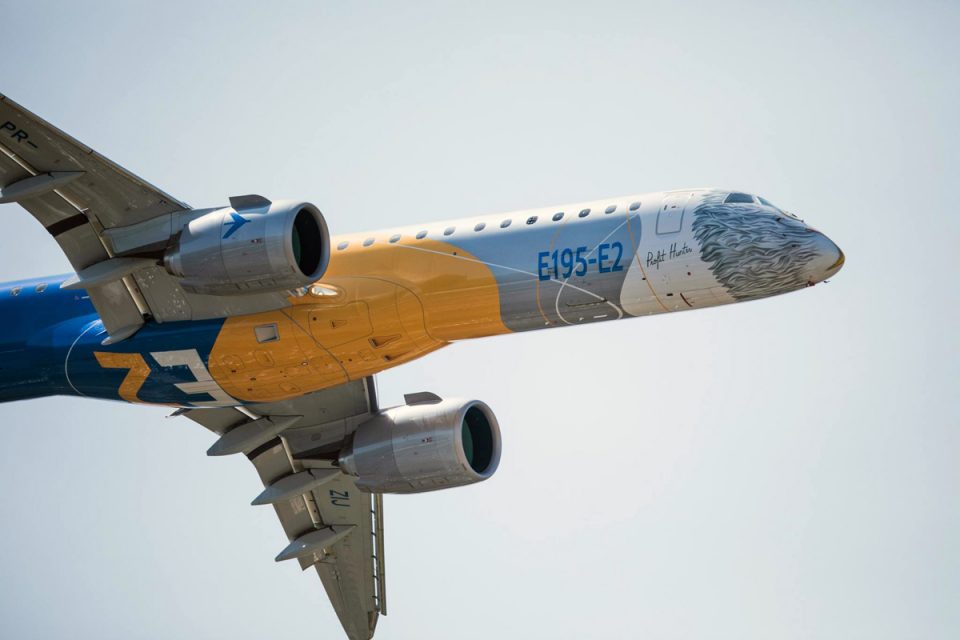 "Caçador de Lucros": o E195-E2 viajou para a França com a pintura especial de uma água (Embraer)