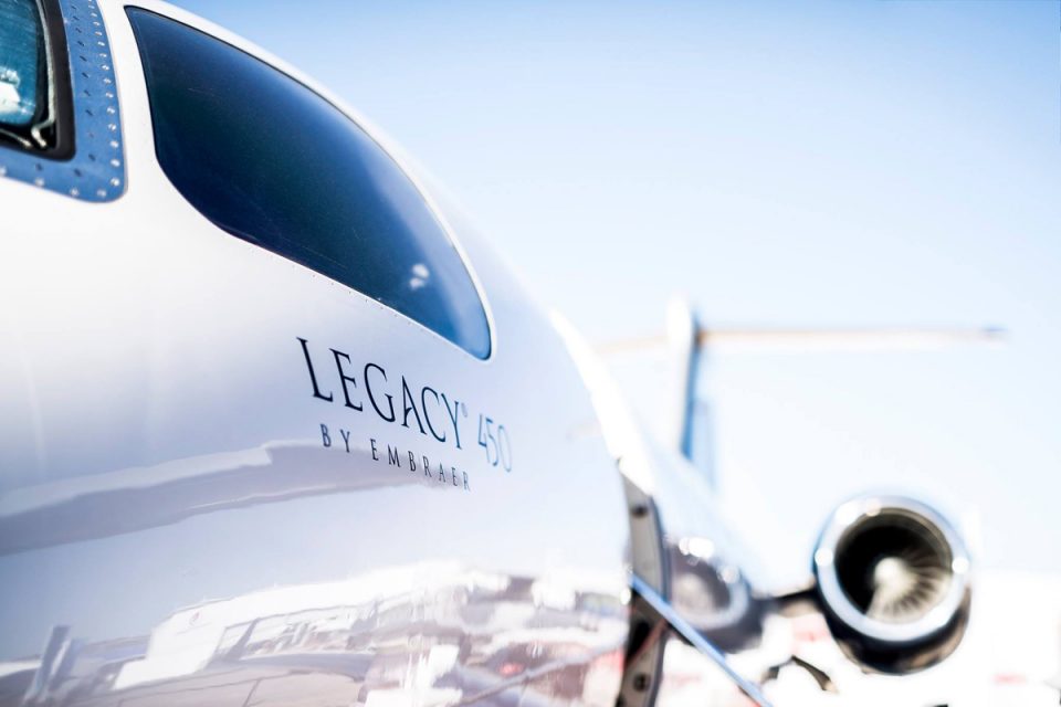 A Embraer também levou para Paris o jato executivo Legacy 450 (Embraer)