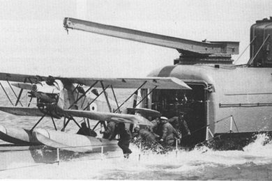 O HMS M2 podia submergir com a aeronave graças ao hangar selado (Domínio Público)