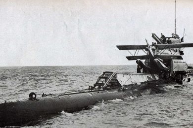 O avião era lançado do HMS M2 com o auxílio de uma catapulta (Domínio Público)