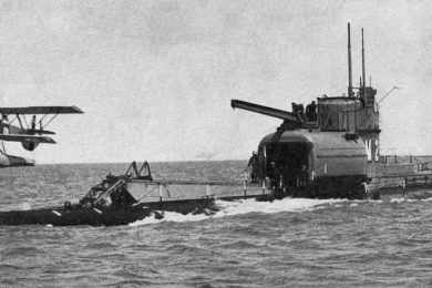 O submarino HMS M2 foi adaptado em 1927 para transportar um hidroavião Parnal Peto (domínio público)