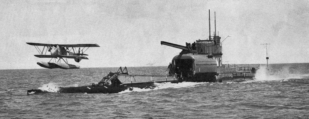 O submarino HMS M2 foi adaptado em 1927 para transportar um hidroavião Parnal Peto (domínio público)