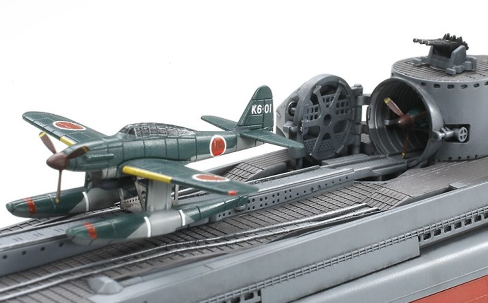 Maquete mostra como os Aichi M6A Seiran eram guardados no submarino (Tamya)