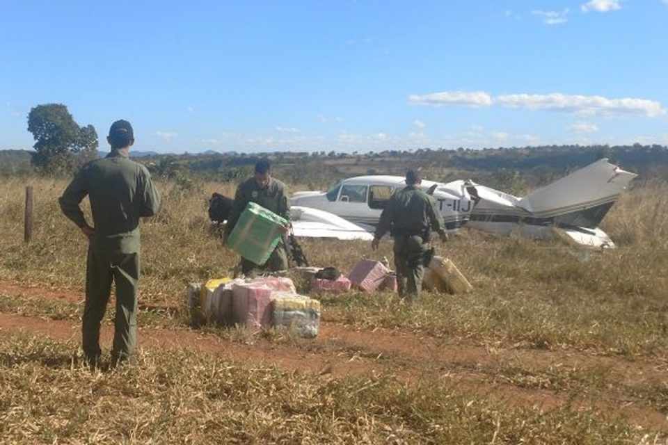 A aeronave interceptada ficou danificada no pouso na região rural de Jussara (Polícia Militar do Estado de Goiás)