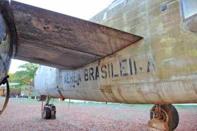 O pouco do que restou da pintura da FAB em um bombardeiro B-25 (Thiago Vinholes)