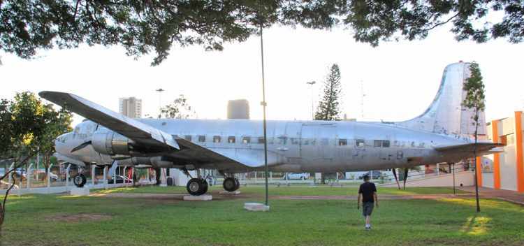 Maior avião do museu: o antigo DC-6 da VASP é o último que restou no Brasil (Thiago Vinholes)