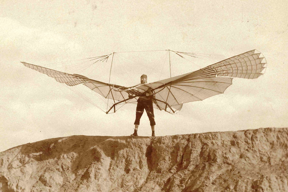 Otto Lilienthal com um de seus planadores, em 1894 (Domínio Público)