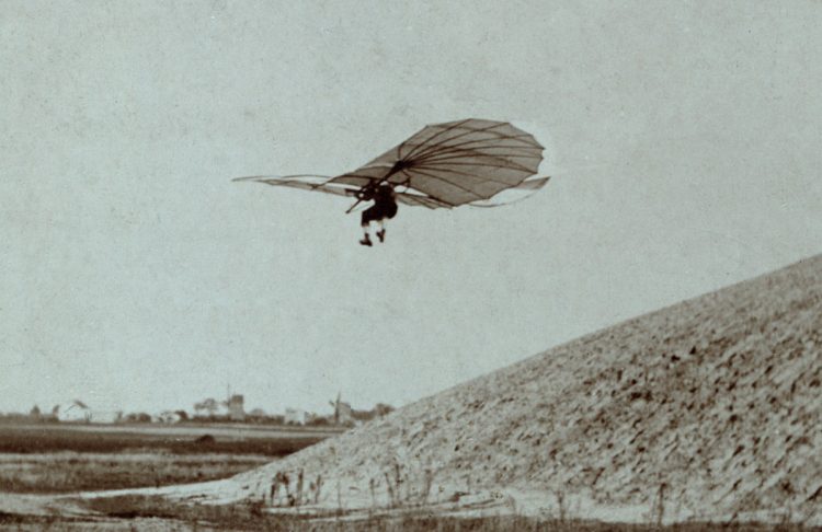 Otto Lilienthal foi o primeiro homem fotografado em pleno voo, na última década do século XIX (domínio Público)