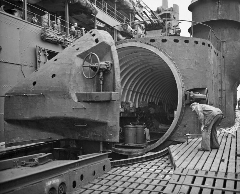 Oficiais dos EUA inspecionam o hangar cilíndrico do submarino japonês capturado (Domínio Público)